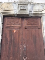 Detall de la tradició de penjar creus amb fulles a les portes per protegir les cases